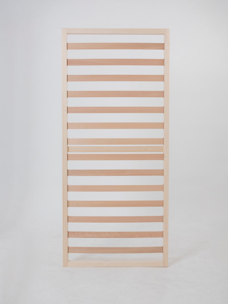 K&ouml;nnte beinhalten: Ein Lattenrost aus Holz mit nat&uuml;rlicher Oberfl&auml;che. Der Rahmen ist aus massivem Holz und hat eine rechteckige Form.