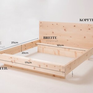 K&ouml;nnte beinhalten: Ein Holzbettgestell mit in Zentimetern angegebenen Ma&szlig;en. Der Rahmen besteht aus Naturholz mit einer knorrigen Maserung. Das Kopfteil ist 39 cm hoch und 99 cm breit. Das Fu&szlig;teil ist 20 cm hoch. Das Bettgestell ist 171 cm lang und 211 cm breit.