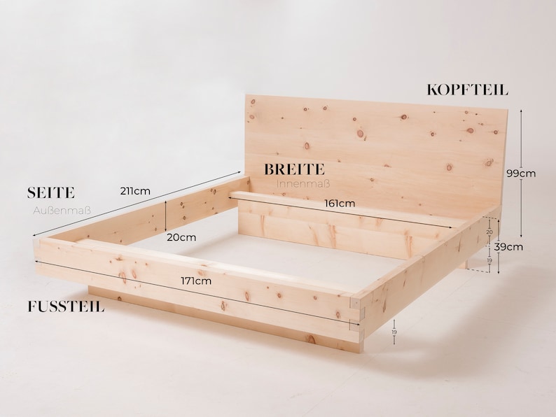 K&ouml;nnte beinhalten: Ein Holzbettgestell mit in Zentimetern angegebenen Ma&szlig;en. Der Rahmen besteht aus Naturholz mit einer knorrigen Maserung. Das Kopfteil ist 39 cm hoch und 99 cm breit. Das Fu&szlig;teil ist 20 cm hoch. Das Bettgestell ist 171 cm lang und 211 cm breit.
