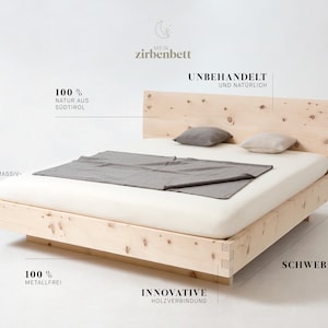 K&ouml;nnte beinhalten: Ein Bettrahmen aus unbehandeltem Kiefernholz. Der Bettrahmen ist 5 cm dick und verf&uuml;gt &uuml;ber ein schwebendes Design. Der Bettrahmen besteht aus 100% nat&uuml;rlichem Kiefernholz aus S&uuml;dtirol und ist metallfrei. Der Bettrahmen ist mit "Mein Zirbenbett" und "Unbehandelt und Nat&uuml;rlich" beschriftet.