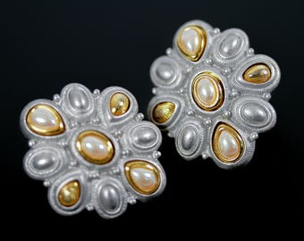 Pendientes vintage Monet de dos tonos con flores de estilo neobizantino/etrusco y perlas artificiales.