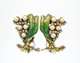 Pendientes de esmalte y perlas artificiales "Lirio de los valles" de Heidi Daus