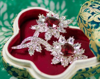 Broche vintage de Nolan Miller en tono plateado con flor pavé de amatista y diamantes de imitación transparentes.