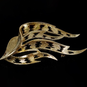 Vintage Trifari gold-tone abstract cutout leaf brooch
