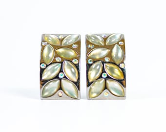 Pendientes de clip rectangulares vintage Butler en bronce con detalles de nácar sintético en forma de aceituna y diamantes de imitación.