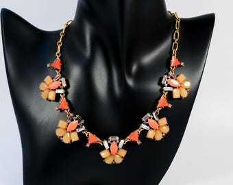 Collar llamativo de J. Crew "burbuja" con cristales transparentes de imitación en amarillo mandarina.