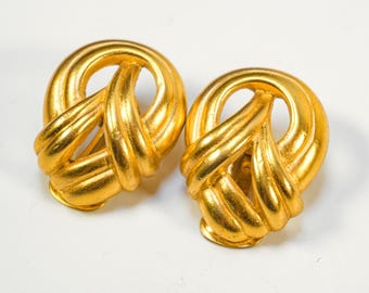 Pendientes de clip vintage Alfred Sung con nudo en oro cepillado mate