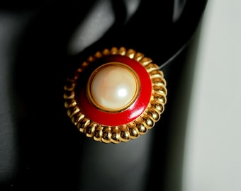 Pendientes vintage Monet con perlas redondas de esmalte rojo en tono dorado.