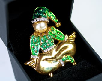 Broche vintage Butler "Jester" de esmalte verde dorado con detalles de diamantes de imitación.