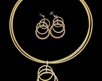 Conjunto de collar y aretes de cable de acero inoxidable con diamantes en oro de 18 quilates de ALOR, caja original