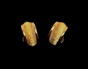 Pendientes vintage Christian Dior con textura tejida en tono dorado y cierre de medio aro.