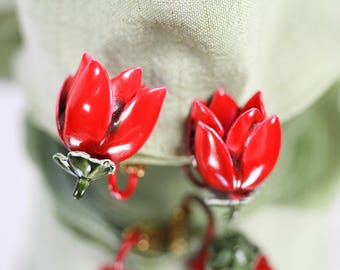 Pendientes de clip vintage de mediados de siglo con esmalte rojo en forma de capullo de rosa.