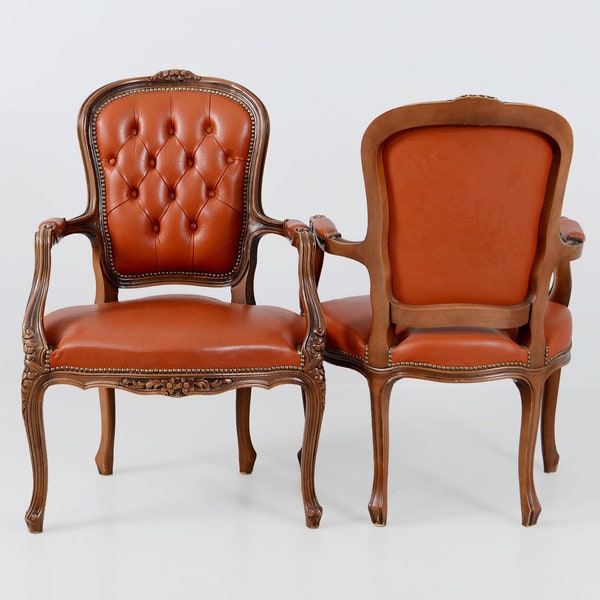 Meubles Chesterfield en cuir rouge vermillon de style Louis XV français | Fauteuil à dossier capitonné | Chaise bergère de style Louis XV