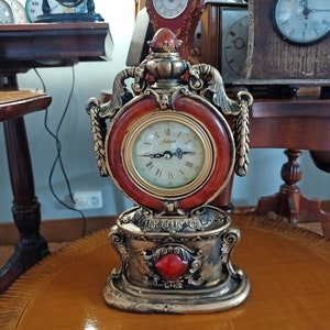 Horloge de table vintage de style rococo patinée rouge et or | Horloge de table vintage style rococo