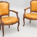 Poltrona rococò in pelle gialla / Poltrona francese Luigi XV Cabriolet intagliata rococò, 1800-1900 / Fauteuil