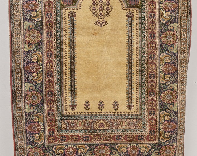 Turkish Sivas Prayer Rug 1900s | 114x180cm | Oushak Rug | Nomadic Carpet