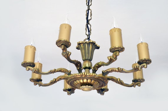 Onderaanzicht Van Een Metalen Bronzen Kroouchter Met Schoppen in De Vorm Van Kaarsen Op Een