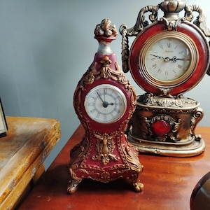 Horloge de table vintage de style rococo patinée rouge et or | Horloge de table vintage style rococo