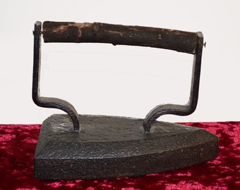 Antique Sad Iron 15.5cm | Laundry Room Decor Cast Iron | Ironing | Pressing | Vintage Paperweight | Doorstop | Primitive | Rustic