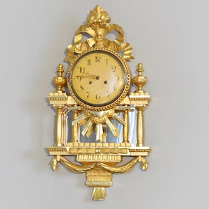 Große antike Gustavianische Wanduhr aus vergoldetem Holz mit Pendel | Rokoko-Stil | Kartell Wanduhr mit Pendel 36 x 68 cm