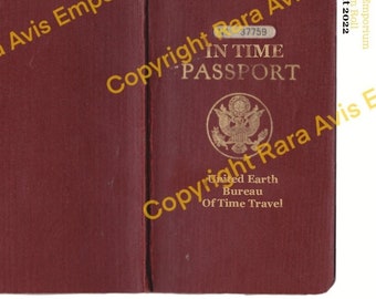 Könnte beinhalten: Ein roter Reisepass mit den Worten "In Time Passport" und "United Earth Bureau of Time Travel" auf dem Cover. Die Passnummer lautet 37759.