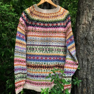 Kolorowy sweter z wełny merynosów, ręcznie robiony na drutach ubiór damski
