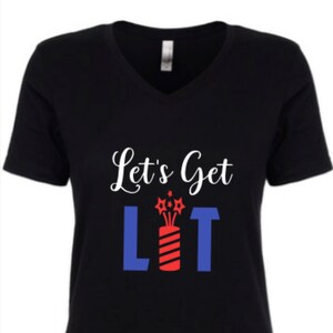 以下が含まれることがあります： 「Let's Get LIT」という白い文字と赤と青の打ち上げ花火のグラフィックが描かれた、黒いVネックTシャツです。
