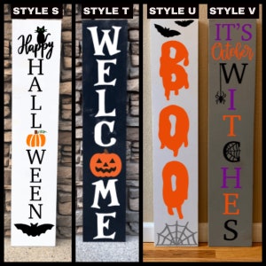 Puede incluir: Cuatro estilos diferentes de letreros de Halloween para el porche. El primer letrero es blanco con letras negras que dicen "Happy Halloween" con un gato negro y una calabaza. El segundo letrero es negro con letras blancas que dicen "Welcome" con una calabaza. El tercer letrero es blanco con letras naranjas que dicen "Boo" con una telara&ntilde;a. El cuarto letrero es gris con letras moradas que dicen "It's October Witches" con una ara&ntilde;a y una telara&ntilde;a.