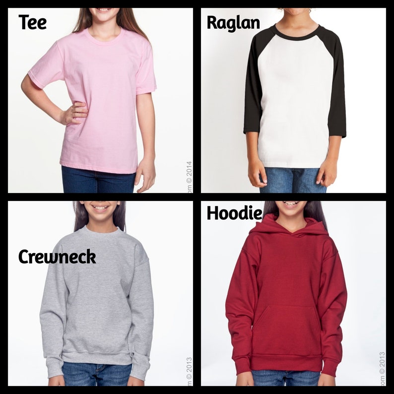 K&ouml;nnte beinhalten: Vier verschiedene Stile von Jugend-Shirts: ein rosa T-Shirt, ein schwarz-wei&szlig;es Raglan, ein grauer Crewneck-Sweatshirt und ein roter Hoodie.