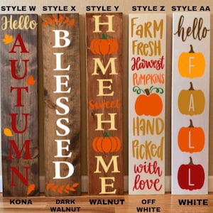 Puede incluir: Cinco estilos diferentes de letreros de porche de madera con dise&ntilde;os de oto&ntilde;o. Los letreros presentan las palabras "Hello Autumn", "Blessed", "Home Sweet Home", "Farm Fresh Harvest Pumpkins Hand Picked with Love" y "Hello Fall". Los letreros est&aacute;n pintados en varios colores, incluyendo blanco, marr&oacute;n y rojo.