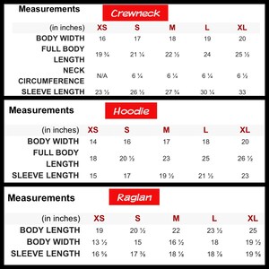 K&ouml;nnte beinhalten: Eine Tabelle mit den Ma&szlig;en in Zoll f&uuml;r verschiedene Gr&ouml;&szlig;en von Rundhals-, Kapuzen- und Raglan-Shirts. Die Tabelle enth&auml;lt die Ma&szlig;e f&uuml;r die K&ouml;rperbreite, die Gesamtl&auml;nge des K&ouml;rpers, die &Auml;rmell&auml;nge und den Halsumfang.