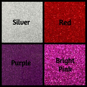 K&ouml;nnte beinhalten: Vier Quadrate aus Glitzerpapier in verschiedenen Farben: Silber, Rot, Lila und Pink. Jedes Quadrat tr&auml;gt den Farbnamen in schwarzer Schrift.