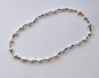 Colar com miçangas de pérola arco-íris