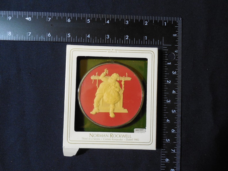Hallmark Norman Rockwell Collector/'s Series Cameo Ornament 1983 Third in Series
