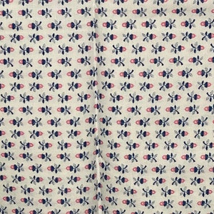 Könnte beinhalten: Ein weißer Stoff mit einem sich wiederholenden Muster aus blauen und rosa Eicheln. Die Eicheln sind stilisiert und haben ein einfaches Design.