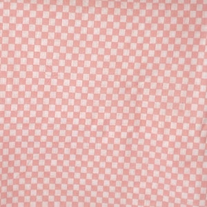 Puede incluir: Tela a cuadros rosa y blanca con una textura sutil. La tela tiene un patrón diagonal.
