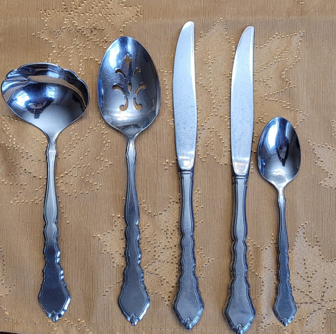 Oneida Stainless Flatware Satinique Place Spoon Butter Knife Knife