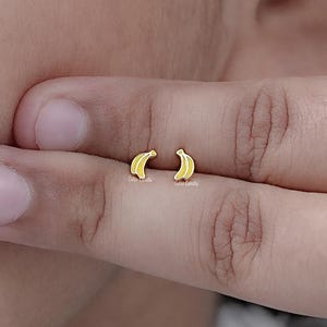 Pendientes de plátano con esmalte amarillo para niña, cierre de rosca en oro blanco de 14 quilates, con forma de fruta, minimalistas y apilables.