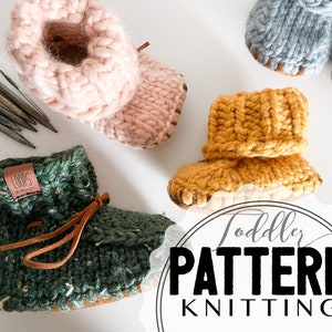 Op de afbeelding: Breipatroon voor babyschoentjes. De afbeelding toont vier paar gebreide sloffen in verschillende kleuren: roze, geel, groen en grijs. De sloffen hebben een eenvoudig ontwerp en zijn perfect voor een beginnende breister.