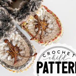 Peut inclure: Chaussons pour enfants crochetés à la main avec garniture en fausse fourrure. Les chaussons présentent un motif floral avec des liens en cuir. L'image comprend le texte "CROCHET child PATTERN" dans un design circulaire.