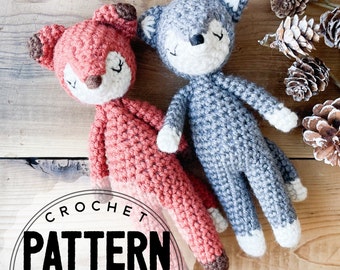 Puede incluir: Un patrón de crochet para un zorro y un lobo. El zorro es rojo y el lobo es gris. El patrón está escrito en inglés.