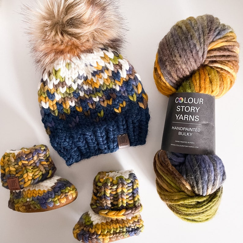 Puede incluir: Un conjunto de hilo grueso pintado a mano en tonos de marr&oacute;n, verde, amarillo y azul. El hilo est&aacute; hecho en Per&uacute; y est&aacute; disponible para comprar en el sitio web de Colour Story Yarns. El hilo tambi&eacute;n se utiliza para hacer un gorro de punto con un pomp&oacute;n y un par de botines de punto para beb&eacute;.