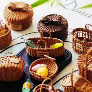 1:12 Miniatur-Korb aus handgewebtem Papier, Miniatur-Korb, Miniatur-Fee-Gartenmöbel