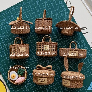 Rattan Puppenhaus Möbel Miniatur, Puppenkörbe, Miniaturkorb, Puppenhausmöbel, Miniatur Puppen Blumenkorb, Einzigartiges Geschenk für Puppe Bild 3