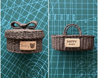 Set van 2 handgemaakte miniatuurmanden voor kleine wijnflessen en voedsel - Miniaturenopslag voor poppenhuis - Cadeau voor kleine poppen - Geschenkverpakking
