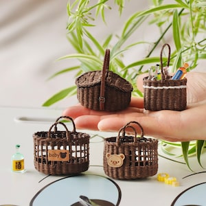 Rattan Puppenhaus Möbel Miniatur, Puppenkörbe, Miniaturkorb, Puppenhausmöbel, Miniatur Puppen Blumenkorb, Einzigartiges Geschenk für Puppe Bild 8