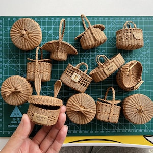 Handgefertigter Rattan Miniatur Korb für kleine Gläser & Flaschen, Vintage Puppenhaus Miniatur Möbel, Miniatur Aufbewahrung für das Puppenhaus