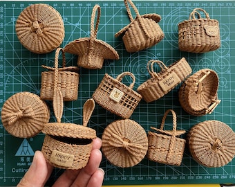 Handgefertigter Rattan Miniatur Korb für kleine Gläser & Flaschen, Vintage Puppenhaus Miniatur Möbel, Miniatur Aufbewahrung für Puppenhaus, Puppenliebhaber