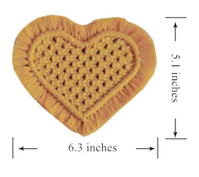 K&ouml;nnte beinhalten: Ein gelber, geh&auml;kelter Wandbehang in Herzform mit Fransen, 16 cm breit und 13 cm hoch.