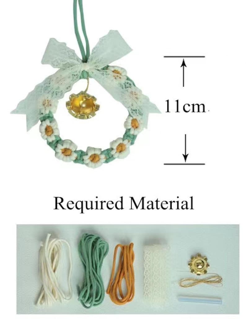 K&ouml;nnte beinhalten: Ein gr&uuml;ner und wei&szlig;er Kranz mit einer Glocke und einer wei&szlig;en Schleife aus Spitze. Der Kranz hat einen Durchmesser von 11 cm. Der Kranz ist aus Garn gefertigt und hat ein G&auml;nsebl&uuml;mchenmuster. Der Kranz ist von den Materialien umgeben, die f&uuml;r seine Herstellung ben&ouml;tigt werden, darunter Garn, Spitze und eine Glocke.